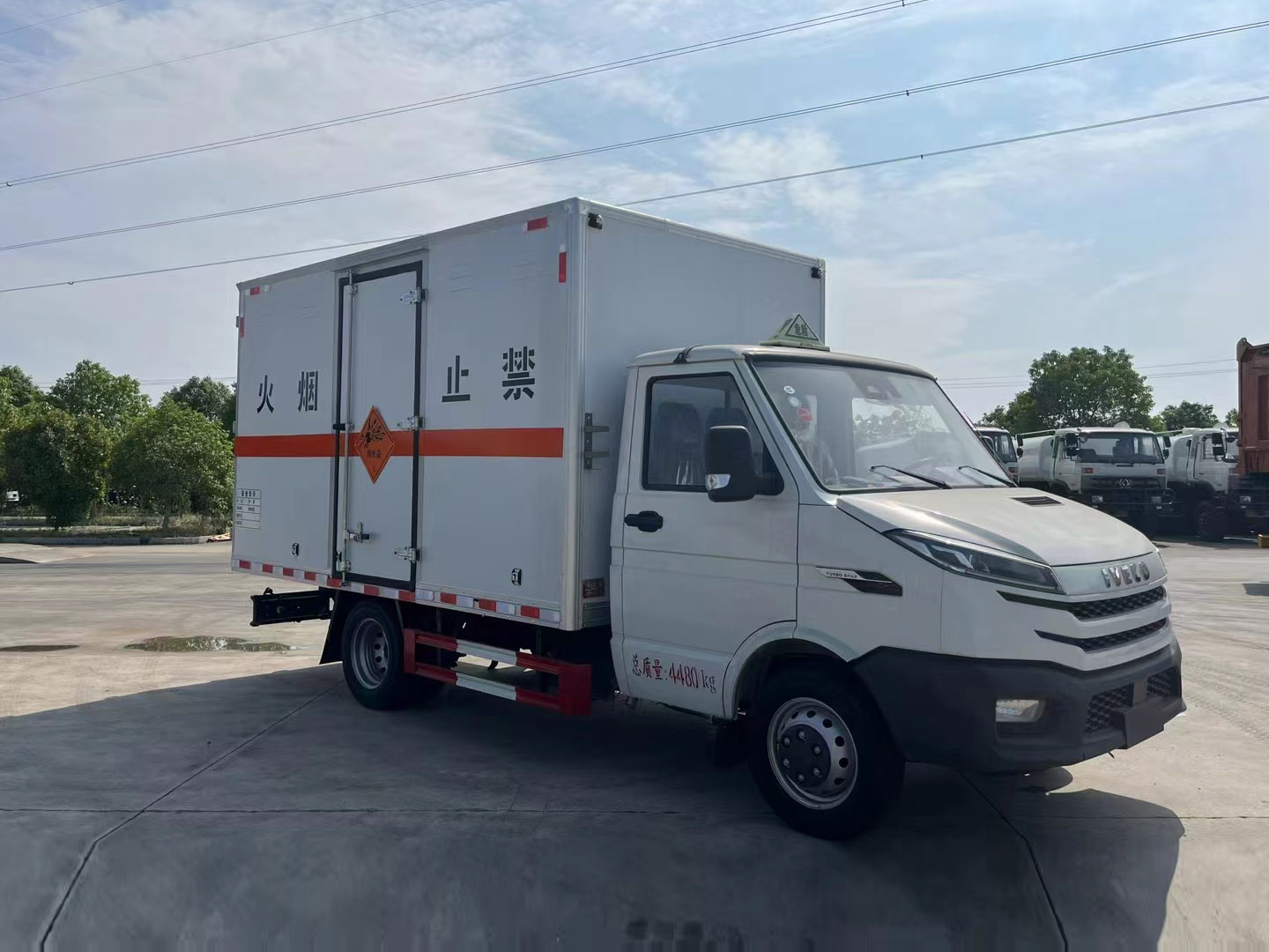程力集团依维柯得意X45爆破器材运输车